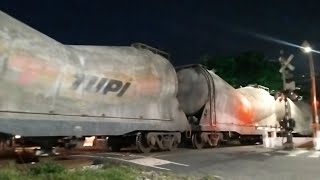 Trem de escória em vagões de cimento com 3 locomotivas de recuo Venha ver essa baita novidade [upl. by Forest]