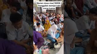 Momen Siswa SMKN 2 Trenggalek memijat kaki orang tuanya [upl. by Proffitt]