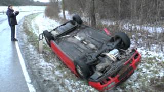 Volkmarsen Feuerwehr befreit Autofahrerinmpg [upl. by Ragg]