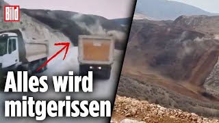 Lkw filmt gewaltigen Erdrutsch [upl. by Ayanad]