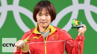 Río 2016 Xiang Yanmei gana cuarto oro en halterofilia para China pese a lesión de cuello [upl. by Nerti523]