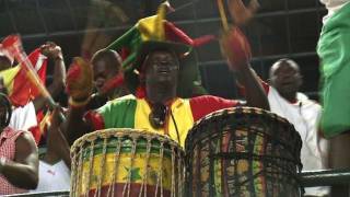 Fußballverückte SenegalFans bereit für den Afrika Cup [upl. by Lemraj]