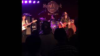 🇪🇸 The Warning tocando Unmendable en el HardRockCafe en Boston en el 2016 tbt [upl. by Fadiman]