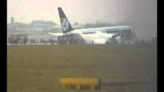 Boeing 767 forced landing Warsaw 1 November 2011 [upl. by Tongue218]