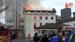 Courçon  le moulin de la minoterie ravagé par un violent incendie [upl. by Heeley509]