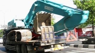 Transporting Excavator Kobelco SK200 Geospec Acera [upl. by Nerra]