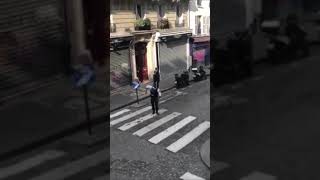 Un policier danse dans la rue pendant le confinement  coronavirus [upl. by Sulohcin]