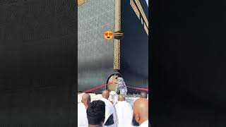 little boy kissing the kabah 🕋😍😘 masyallah kabaah makkah [upl. by Brechtel977]