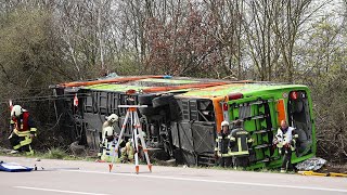 Tote und zahlreiche Verletzte bei FlixbusUnfall auf der A9 bei Leipzig [upl. by Bish]