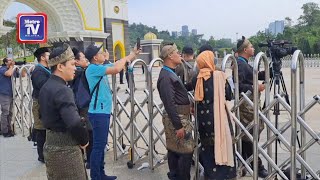 Istiadat Pertabalan Agong Petugas media berkumpul di pintu utama istana negara seawal jam 6 pagi [upl. by Naujet]