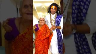 80 साल के बूढ़ी मां गुरुजी के साथ रेस लगा रही है anirudhaacharyaji shorts vrindavan grandmother [upl. by Lorenzo]