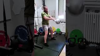 Kettlebell Swing a 2 mani con 44kg  Allenamento Potenza Gambe [upl. by Anelis360]