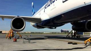 JetBlue Gear Swing  Long Beach Airport [upl. by Oicinoid]