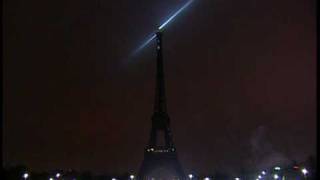 Nouvel An  la Tour Eiffel shabille de lumière [upl. by Hgierb]