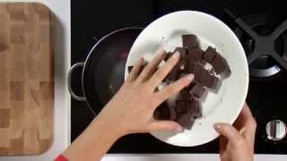 Instructievideo Au bain marie chocolade smelten [upl. by Altis470]