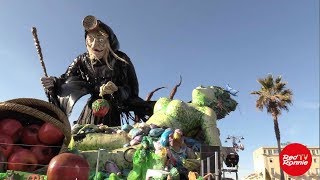 Carnevale di Viareggio immersione tra i carri durante la sfilata 3319 [upl. by Faubert]