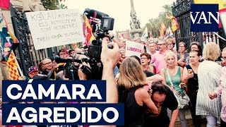 AGRESIÓN a un CÁMARA de Telemadrid en la concentración de Ciutadella [upl. by Netsud]