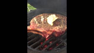 Côte de boeuf au barbecue  big green egg mini [upl. by Mlehliw]