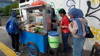 SURGANYA TEMPAT SARAPAN PAGI BAGI KARYAWAN PERKANTORAN SUDIRMAN  INDONESIAN STREET FOOD [upl. by Nichole]