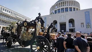 Funerale Casamonica a Roma nessuno sapeva Nella capitale nessuno vuole assumersi responsabilità [upl. by Kciremed]