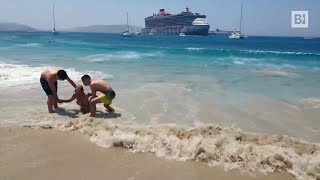 Mykonos onde altissime a causa di un traghetto turisti travolti in spiaggia due feriti [upl. by Ecyned277]