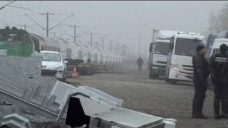 Avanza lentamente tra le proteste il treno delle scorie nucleari francesi dirette in Germania [upl. by Yllib198]