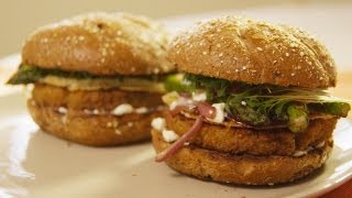 Vegetarische hamburger  De Keuken van Sofie  VTM Koken [upl. by Enairb]