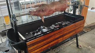 puerco asado en puya estilo cubano asador de carbon automatico con motor electrico parte 1 [upl. by Atteloiv]