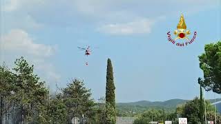 Monfalcone  Quatro squadre e un elicottero in azione per un incendio di vegetazione [upl. by Fen570]