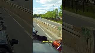 ¡Increíble Camionero Detiene a Conductor que Quería Saltarse la Fila 🚫🚗 [upl. by Yenttihw86]