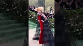 Gwendoline Christie con su espectacular look en la metgala [upl. by Sardella]