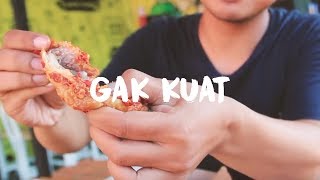 GILA  Pria ini makan 8 Ayam Geprek  Angkringan Geprek [upl. by Eecrad]