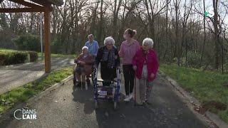 La colocation entre personnes âgées alternative à lEhpad  Reportage cdanslair 28062022 [upl. by Collum]