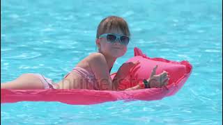 Niña en bikini en la piscina [upl. by Pontias]