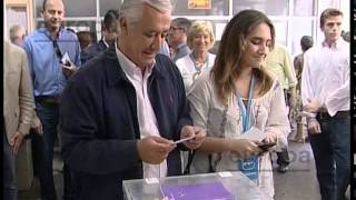 Arenas ejerce su derecho al voto en Sevilla [upl. by Ennovihs]