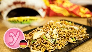 chinesisch GEBRATENE NUDELN wie beim Asiaten  Imbiss mit Hühnchen Ei Gemüse vegetarisch möglich [upl. by Navek]