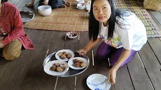 Æbleskiver til Munkene i Wat Trai Mit Witthayaram landsbyen Bana Lai Sakon Thailand [upl. by Enaenaj]