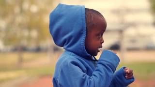 Coudre une veste sweat à capuche enfant avec HELLO SUPERETTE [upl. by Wiatt]