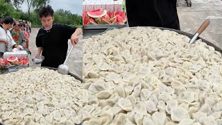 Chinese Guy Cook Free Chinese dumplings for the elders on the Street in a Downtown Village [upl. by Akener]