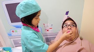 Drama Anak  Yaya jadi Dokter Usil Yang Periksa Pasien Rempong [upl. by Sugihara36]