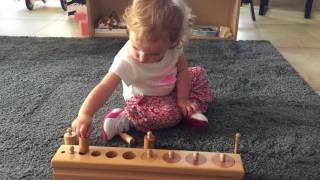 Vie sensorielle Montessori  bébé 18 mois   cylindres à boutons [upl. by Durrace450]