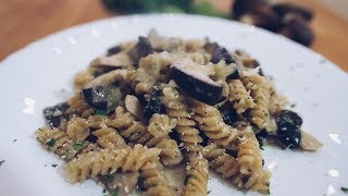 Pasta con funghi Ricetta primo piatto veloce e gustoso [upl. by O'Grady331]