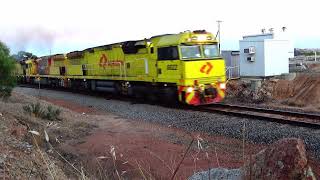 Tronox loaded mineral sands arrives at MECKERING loop To take the main line for a 3 train cross [upl. by Ottilie]