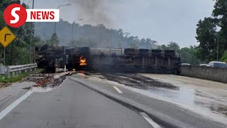 Tanker lorry overturns on KLKarak Highway driver dies [upl. by Gruber]