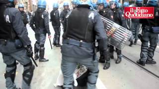 Torino alla manifestazione degli studenti scontri con la polizia [upl. by Toor]