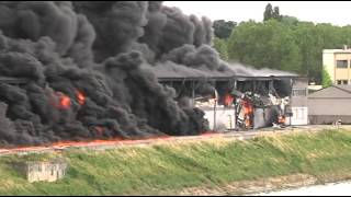 Großfeuer in Ludwigshafen Lagerhalle mit StyroporGranulat in Brand [upl. by Harvison]