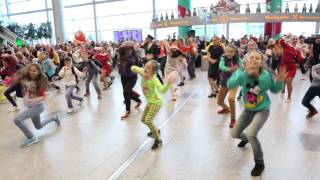 Новогодний флэшмоб в Аэропорту Домодедово  New Year flash mob at Domodedovo Airport [upl. by Wardlaw]