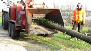 Bomen versnipperen op het Noordereiland met Morbark 2400XL [upl. by Vada990]