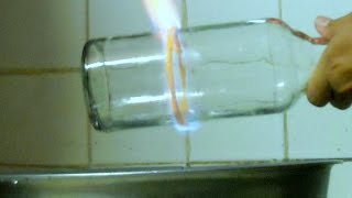 Comment couper facilement une bouteille en verre   DIY Arts créatifs  Guidecentral [upl. by Haral314]