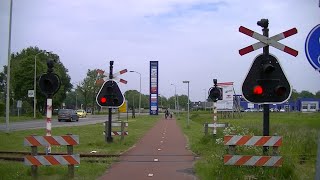 Spoorwegovergang Stadskanaal  Dutch railroad crossing [upl. by Wylen]